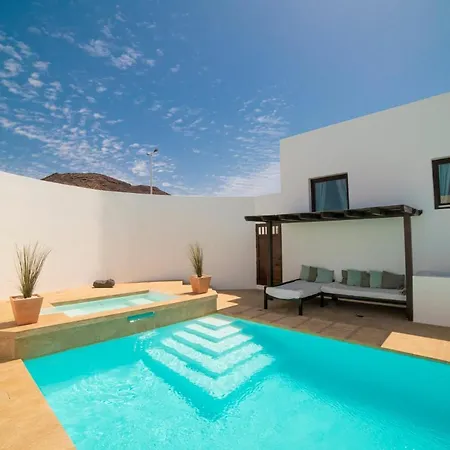 6 Bedroom Luxury 300m From The Water Front Vila *