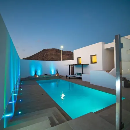 6 Bedroom Luxury 300m From The Water Front Vila