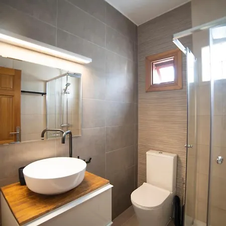 6 Bedroom Luxury 300m From The Water Front Vila