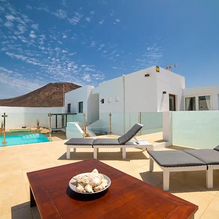 Villa 6 Bedroom Luxury 300m From The Water Front *