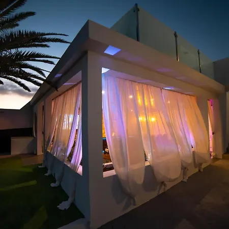 Villa 6 Bedroom Luxury 300m From The Water Front *