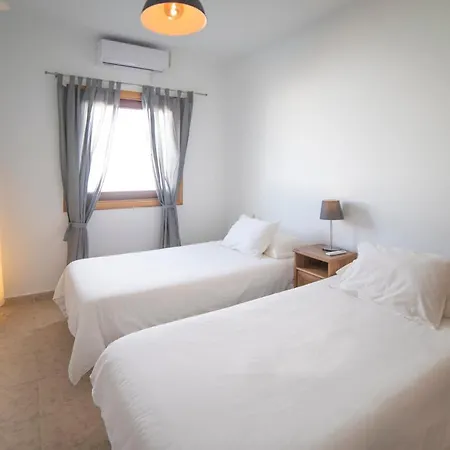 Villa 6 Bedroom Luxury 300m From The Water Front