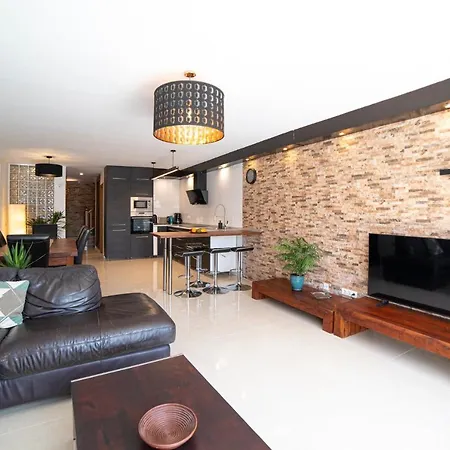 6 Bedroom Luxury 300m From The Water Front Villa