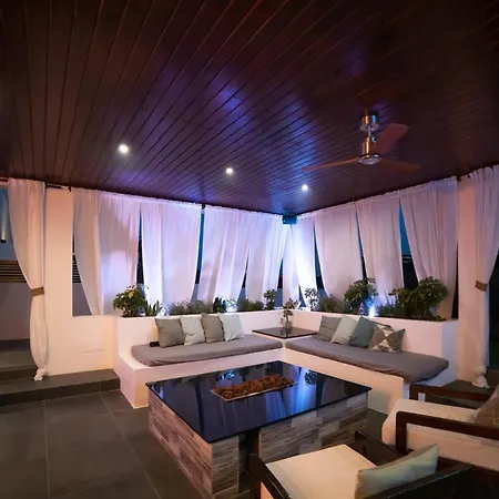 Villa 6 Bedroom Luxury 300m From The Water Front *