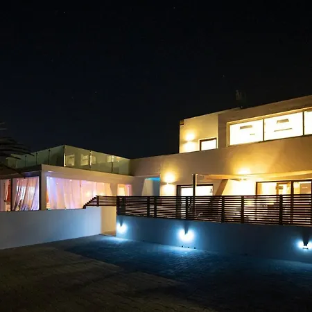 6 Bedroom Luxury 300m From The Water Front *