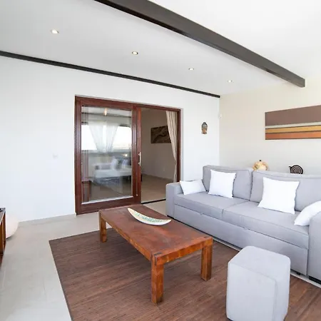 Villa 6 Bedroom Luxury 300m From The Water Front