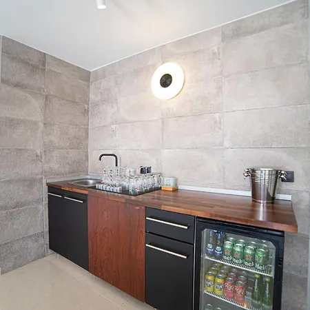 6 Bedroom Luxury 300m From The Water Front *