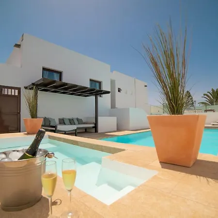 6 Bedroom Luxury 300m From The Water Front *