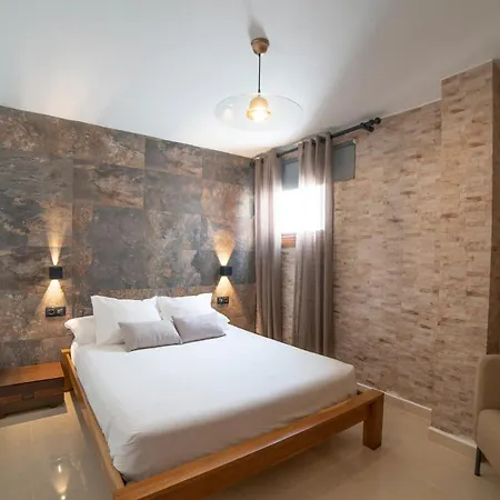 6 Bedroom Luxury 300m From The Water Front Villa