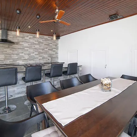 6 Bedroom Luxury 300m From The Water Front Villa