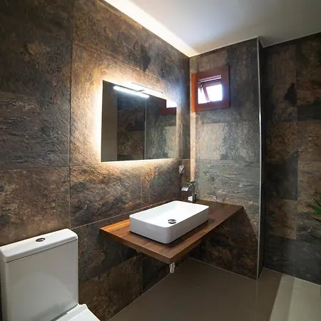 6 Bedroom Luxury 300m From The Water Front Villa