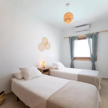 Villa 6 Bedroom Luxury 300m From The Water Front *